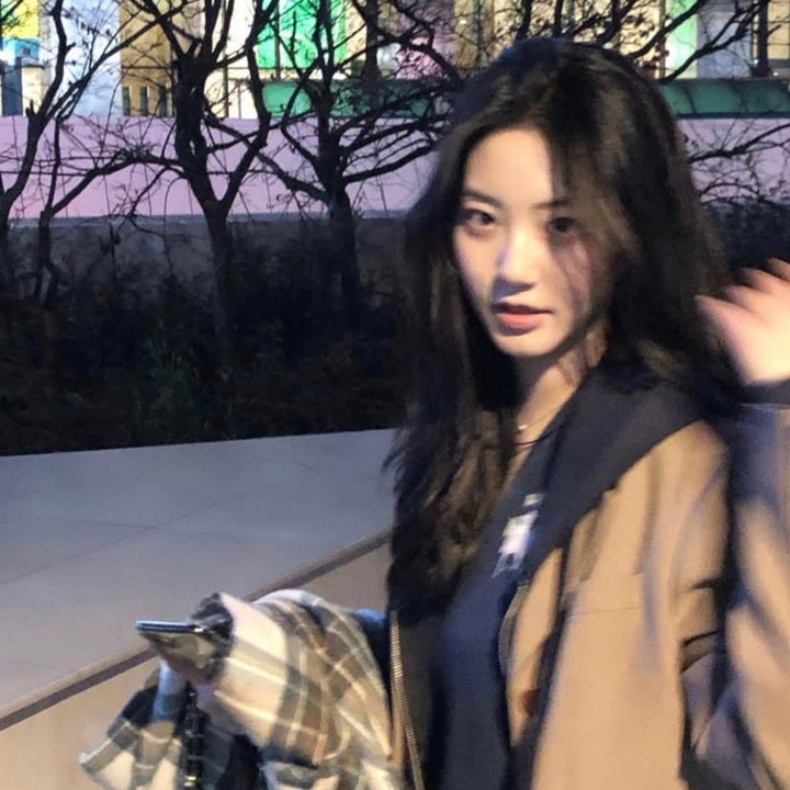 茜色少女